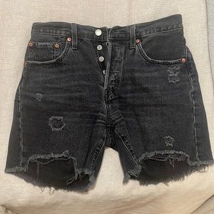 Black Levi’s jean shorts